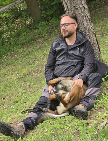 Basti chillt mit seinem Hund am Baum