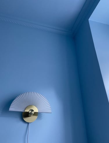 Boligindretning med farver I Blå vægge med stuk og plisseret væglampe