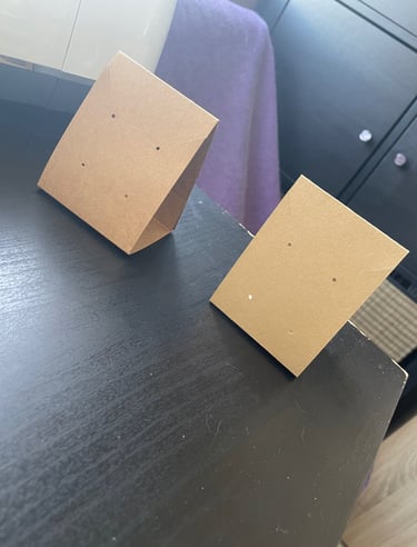 Porte bijou fait main en kraft pour présenter ses créations sur un marché ou un stand