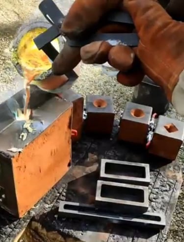 bronze en fusion coulé dans moule au sable et lingots or nordique - Mikacreations