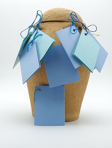 estelle del céramiste urne artisanale recouverte de mots doux