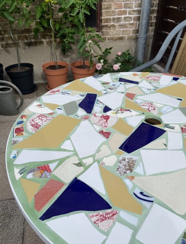 Boligindretning med farver I Mosaik havebord, diy