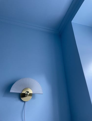 Boligindretning med farver I Blå vægge med stuk og plisseret væglampe