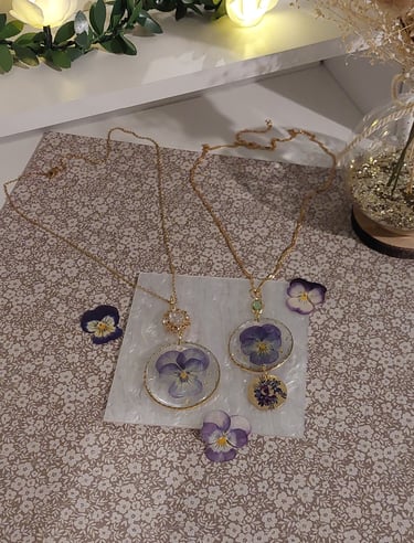 Bijoux fleurs colliers pensées étincelants