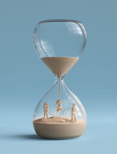 Ampulheta de tempo. Dentro forma de crianças brincando feitas de areia.