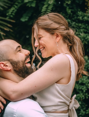 séance photo de couple engagement sur un domaine de mariage à Bourg-en-Bresse