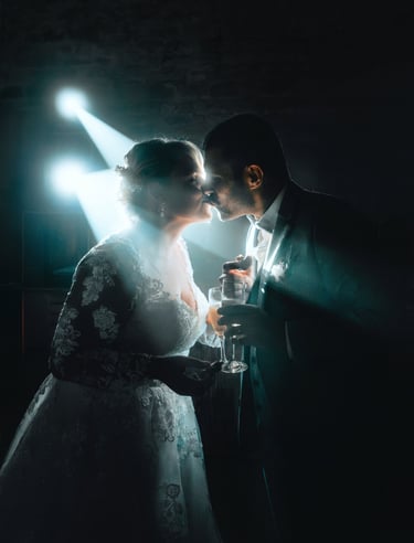 Mariés qui s'embrasse lors de leur soirée de mariage dans le Beaujolais (Rhône)