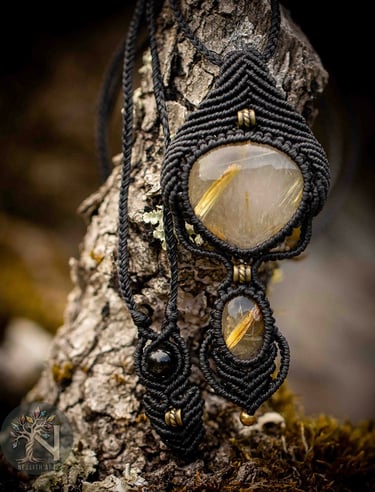 pendentif micromacramé, quartz rutile doré, fil noir Linhasita, perle tourmaline noire, art, français, fait main