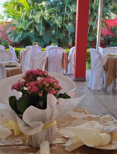 Mesas redondas são alugadas à parte