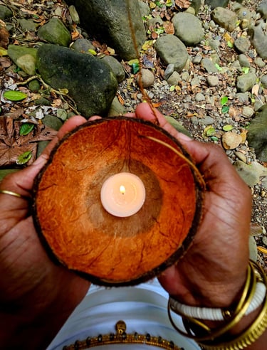 Bougie dans une coque de noix de coco, offrande lors d'un rituel ancestral