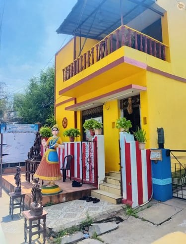 Street-side showcase of Thanjavur dolls and bronze sculptures in Thanjavur