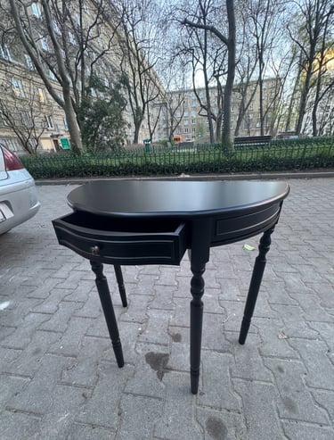 polakierowany stolik