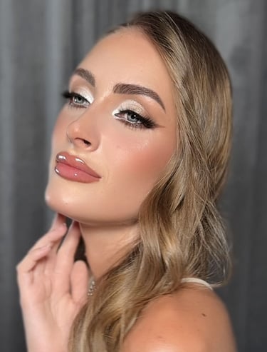 Novia con maquillaje de alta gama aplicado por Lizeth Quevedo