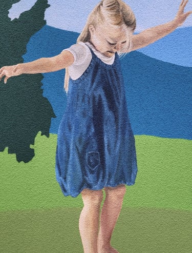 Fresque sur façade. Une fillette marche en équilibre sur un muret.