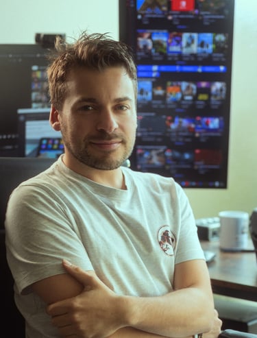 Aurélien Cailloce, animateur et producteur TV, en pleine présentation de l’émission Les Sarthois du