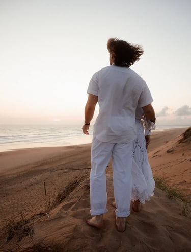 shooting couple au coucher du soleil sur la plage de Sauveterre en Vendée par Inframe Photographie