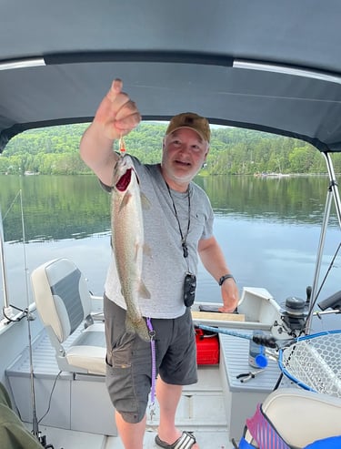 Truite arc en ciel pêché dans les lacs en Outaouais sur bateau