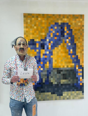 Henk Tieten Loser poseert bij kunstwerk