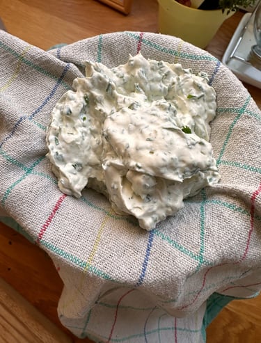 Selbstgemachter Frischkäse mit Labkraut