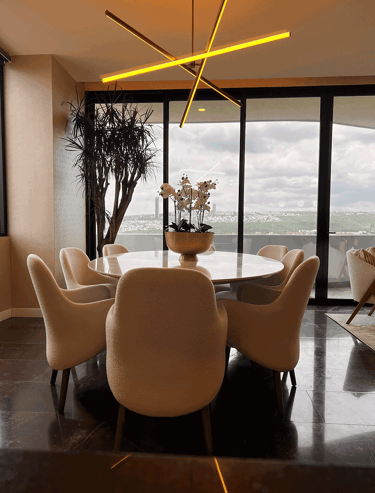  Comedor contemporáneo con lámpara colgante y vista panorámica | KARÄNA