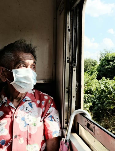 Un thaïlandais regardant par la fenêtre du train