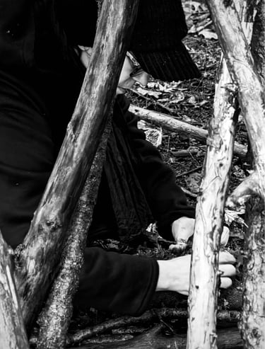 Petja Siebenstein bei der Arbeit zwischen Ästen im Wald.