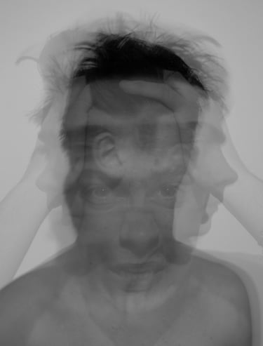 Image floue de plusieurs visages représentant ainsi la mémoire de nos émotions.