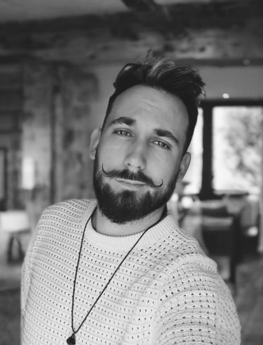 photo de l'artiste - illustrateur en noir et blanc