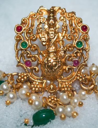 a gold broocher with pearls and pearls