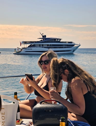 chicas a bordo con yate de fondo