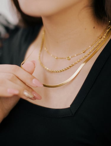 Eleganckie złote naszyjniki na szyi – łańcuszki i celebrytki Say Diamonds