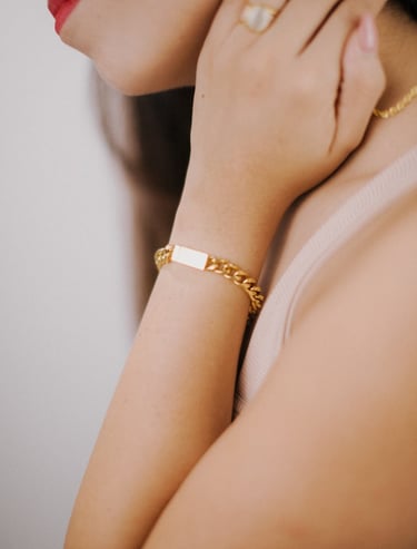 Delikatne złote bransoletki na nadgarstku – biżuteria Say Diamonds