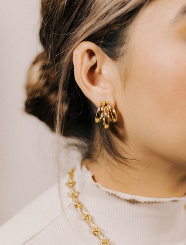 Złote kolczyki koła i łańcuszkowa bransoletka na uchu i szyi kobiety – Say Diamonds