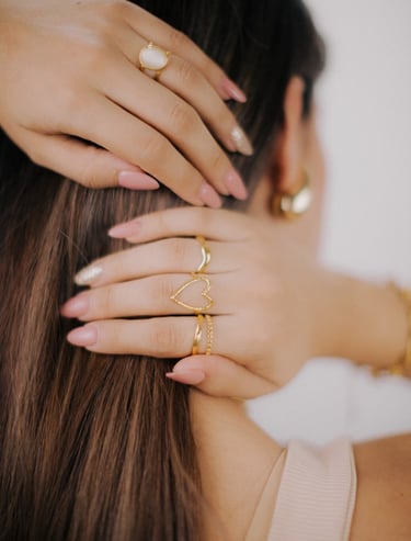 Złote pierścionki damskie Say Diamonds na dłoni – biżuteria warstwowa