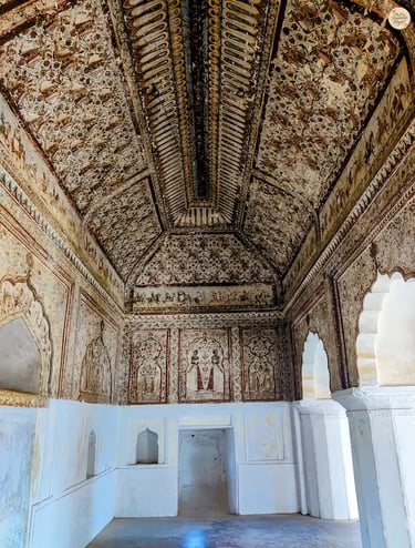 Fresco-adorned ceiling in the courtyard of Raja Mahal, Orchha.