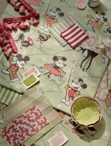 Tissus multiples sur un papier peint de Mickey et Mini et un morceau de passementerie