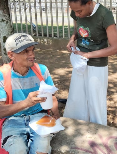 gestion social, solucionando la alimentacion de hombre que sale a buscar su sustento diariamente.