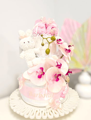 Dovana naujagimiui - sauskelnių tortas su rožinėmis  orchidėjomis