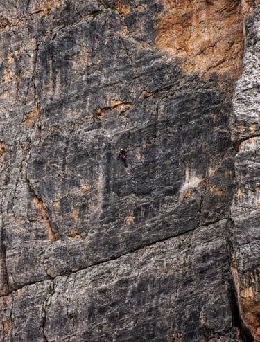 Un gimpeur à l'assault d'un autre sommet des Cinque Torri