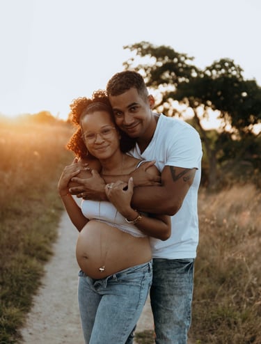 Séance photo de grossesse à Frouzins durant un coucher de soleil - Estelle Photographie