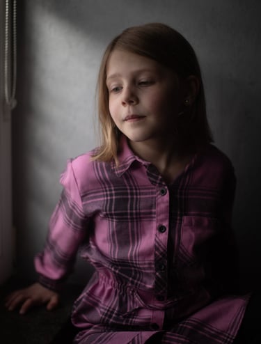 Petite fille à la fenêtre