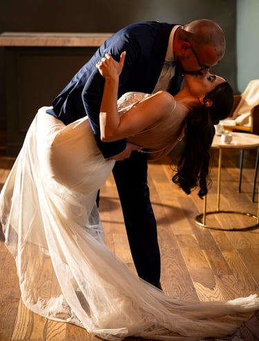 Un casque degli sposi durante il primo ballo al loro matrimonio