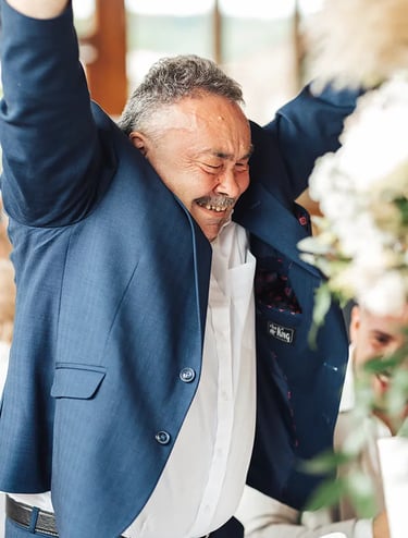 Père de la mariée qui saute de joie.