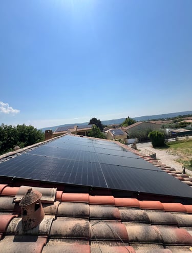 Résultat final d'une rénovation photovoltaïque avec toiture restaurée et panneaux solaires de 500 Wc en surimposition.