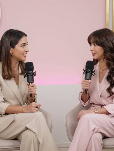 Cynthia Núñez warmly engaging with a guest during a live Modo Fem radio broadcast