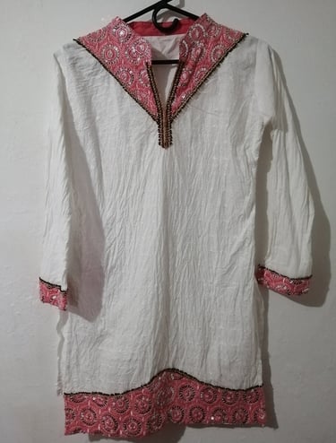 Kurti blanco de algodón de manga larga, con bordado rosa en el cuello y el dobladillo