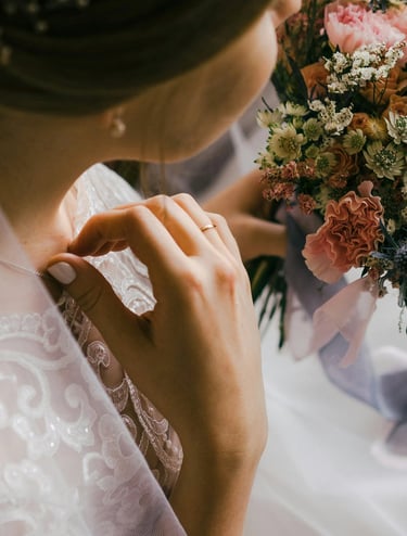 Zarte Brautmomentaufnahme mit Blumenstrauß und Spitzenkleid – festgehalten von Fotograf am Möhnesee