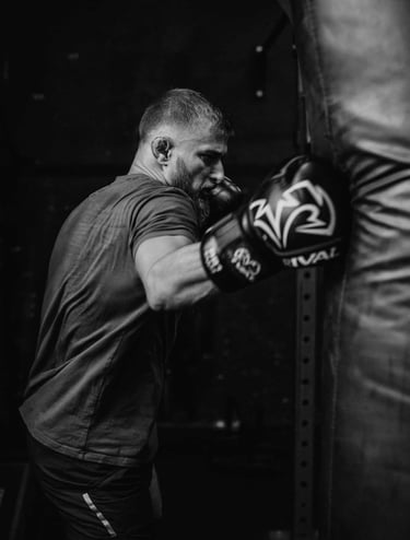 Nicolas Leblond, champion du cage warriors, s'entraine en boxe anglaise au sac de frappe