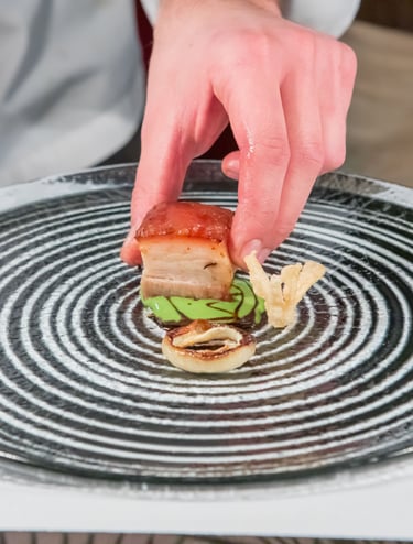 chef che assembla il proprio piatto