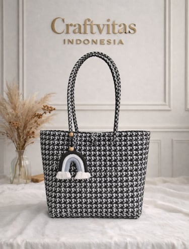 Tas anyaman plastik model sekar hitam putih handmade Craftvitas Indonesia